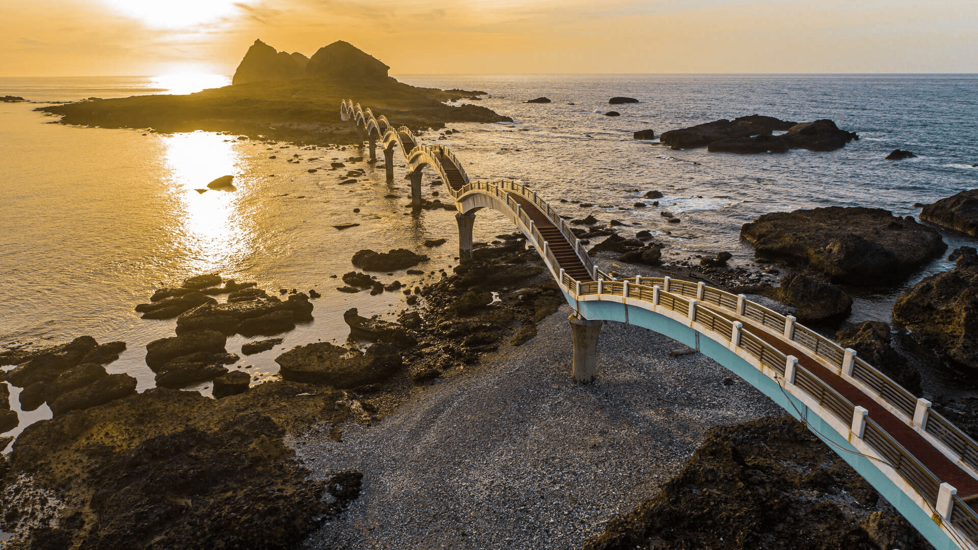 從台東成功鎮三仙台八拱跨海步橋走向海上小島，海風吹過礫石灘與合歡洞的東海岸散步