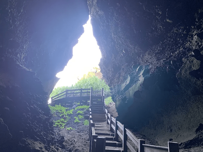 從台東成功鎮三仙台八拱跨海步橋走向海上小島，海風吹過礫石灘與合歡洞的東海岸散步