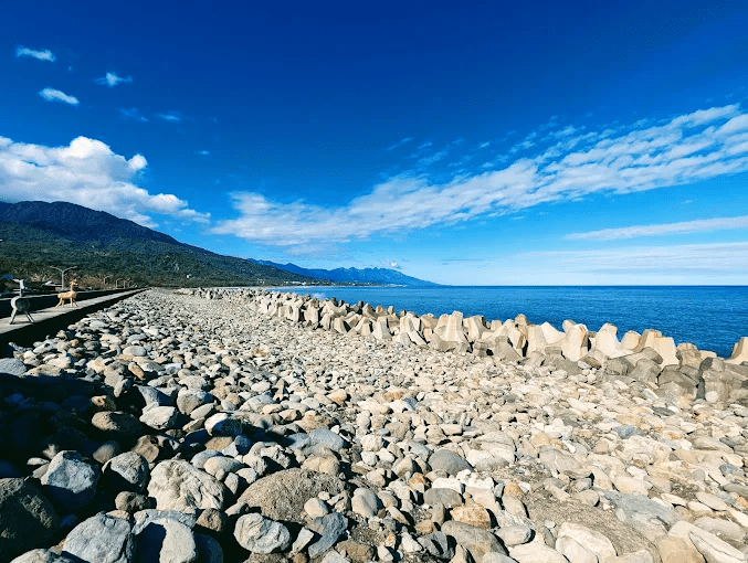 從台東成功鎮三仙台八拱跨海步橋走向海上小島，海風吹過礫石灘與合歡洞的東海岸散步