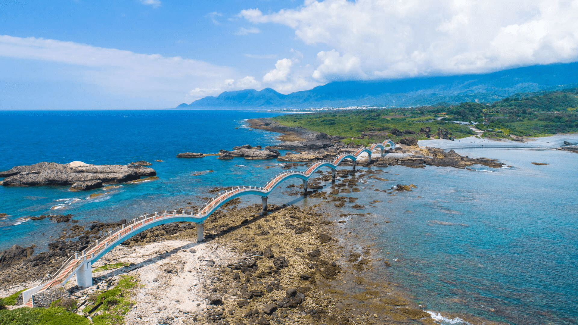 從台東成功鎮三仙台八拱跨海步橋走向海上小島，海風吹過礫石灘與合歡洞的東海岸散步