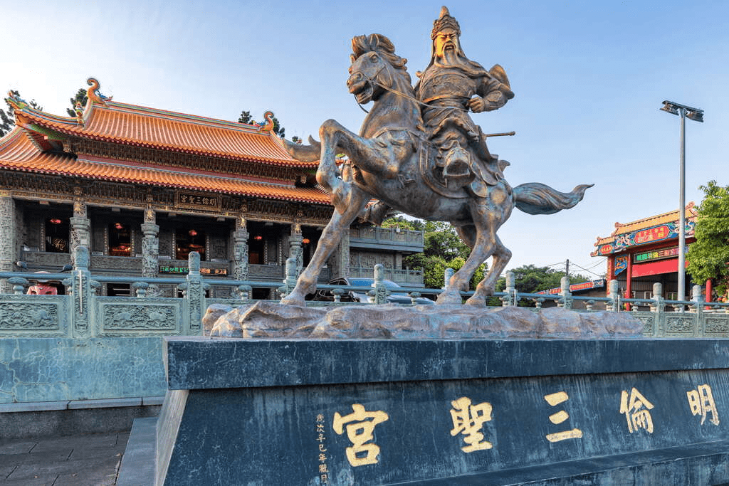 明倫三聖宮不僅是信仰中心，更是觀賞桃園市景的絕佳地點