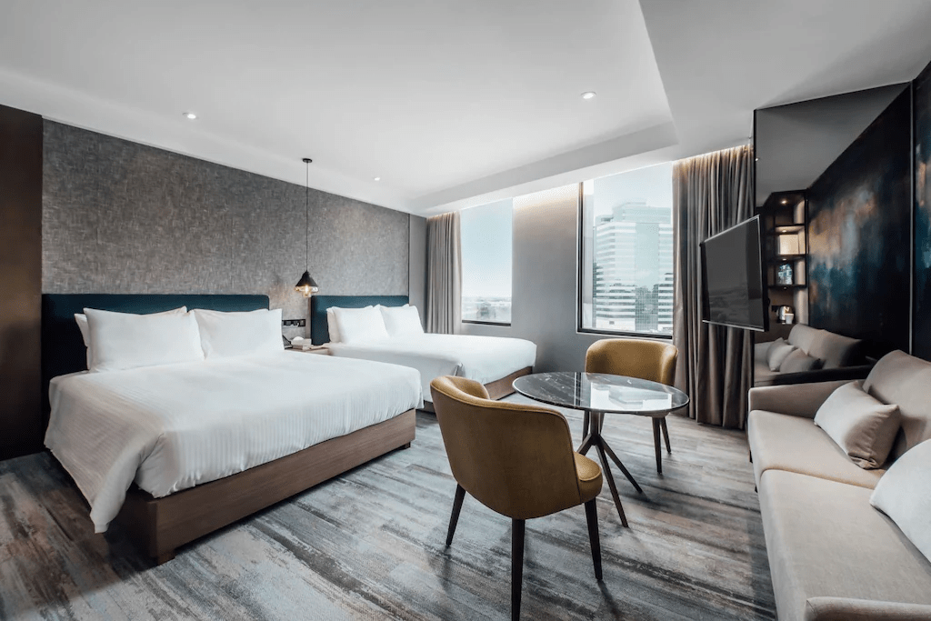 晚風吹過愛河水岸時走進高雄鈞怡大飯店，窗外正好是一整片靜靜流動的夜景