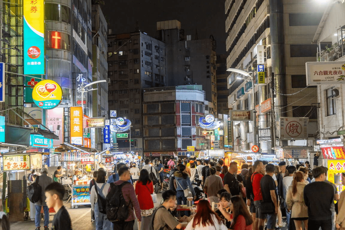 晚風吹過愛河水岸時走進高雄鈞怡大飯店，窗外正好是一整片靜靜流動的夜景