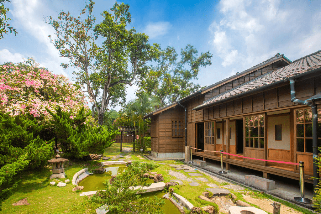 在台南烏山頭水庫看見珊瑚潭湖景鋪展開來，午後微風裡一步步走進水庫風景區