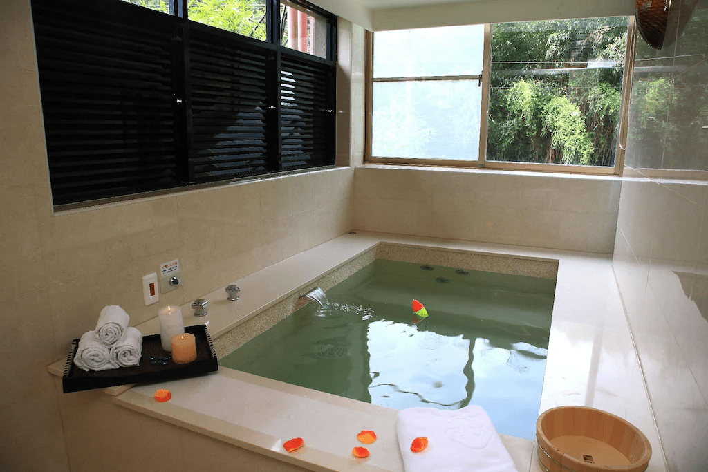 當山霧飄進烏來溪谷時走進溫泉湯屋，讓泡湯時光靜靜流過一個午後