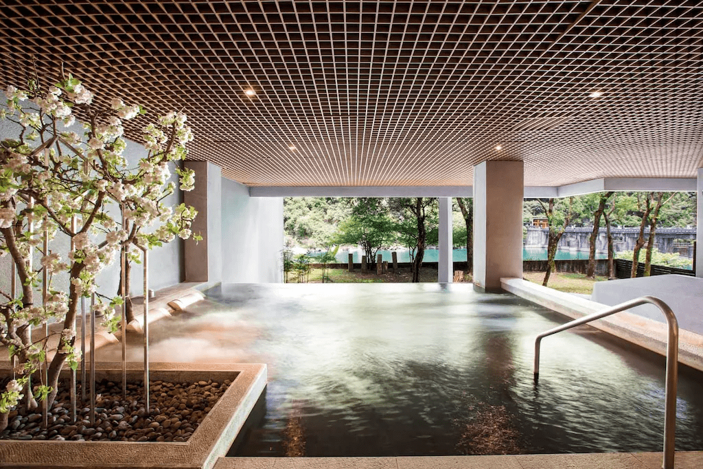 當山霧飄進烏來溪谷時走進溫泉湯屋，讓泡湯時光靜靜流過一個午後