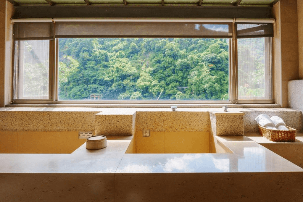 當山霧飄進烏來溪谷時走進溫泉湯屋，讓泡湯時光靜靜流過一個午後