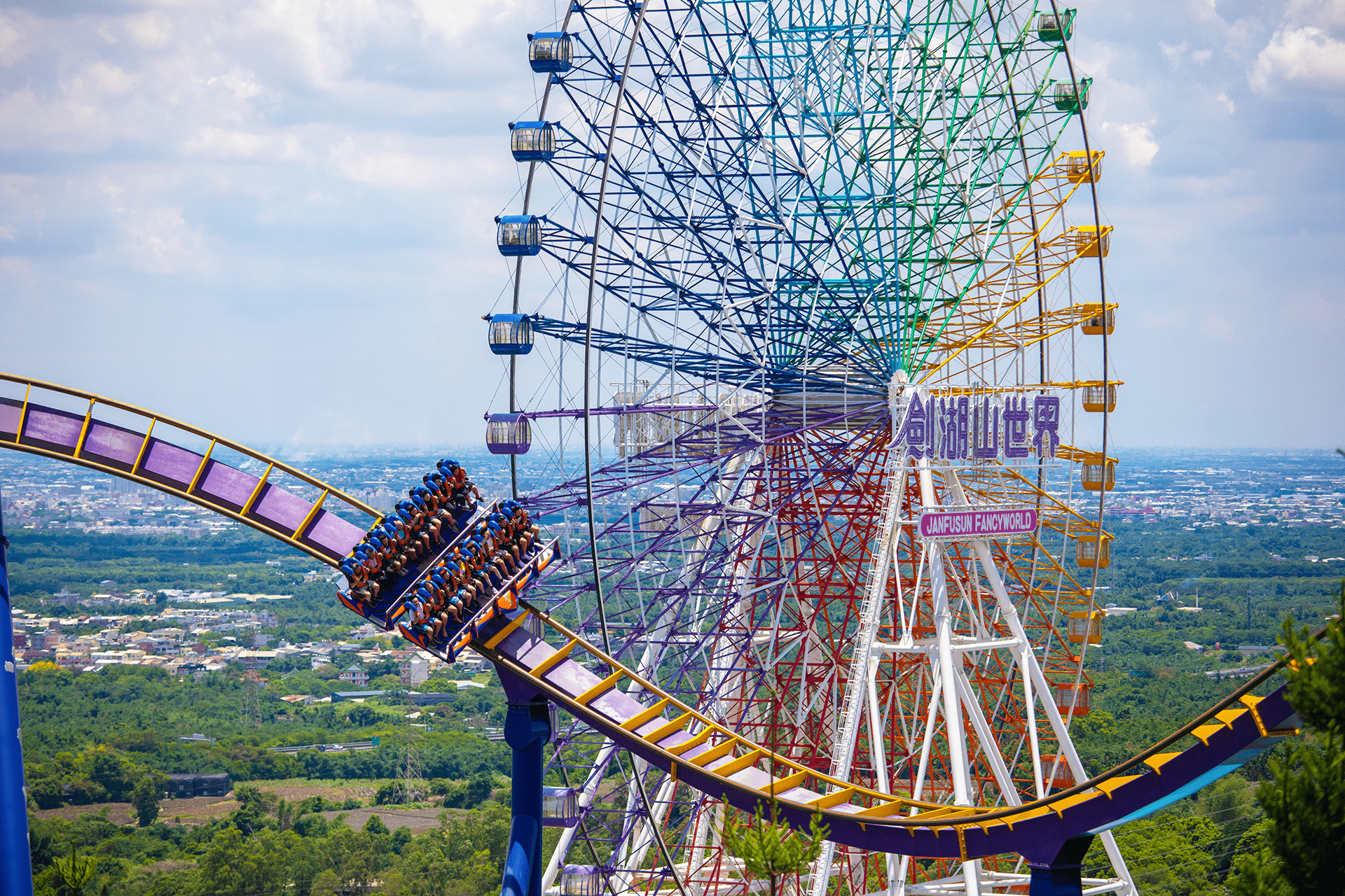 鄰近的劍湖山世界樂園，是飯店房客前往休閒度假的熱門行程
