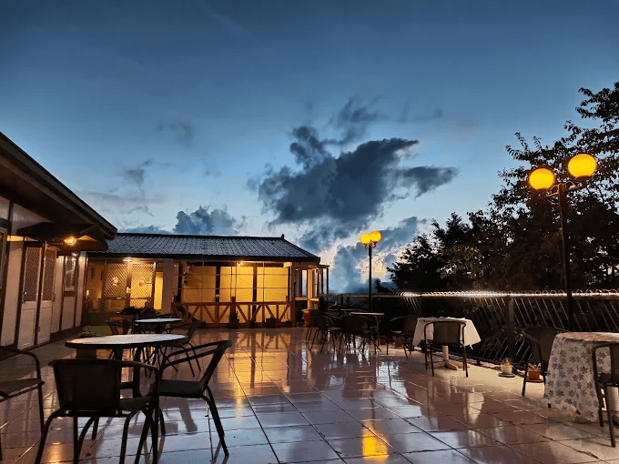 上山走進清境農場青青草原，看綿羊秀與起伏草坡，再住一晚民宿把高山風景留住