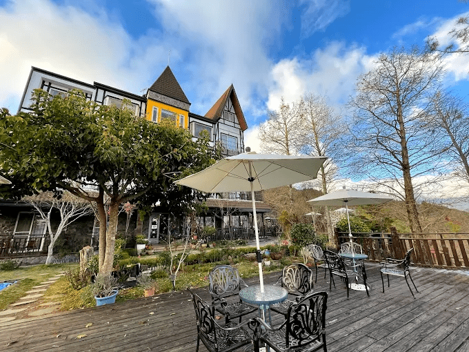 上山走進清境農場青青草原，看綿羊秀與起伏草坡，再住一晚民宿把高山風景留住