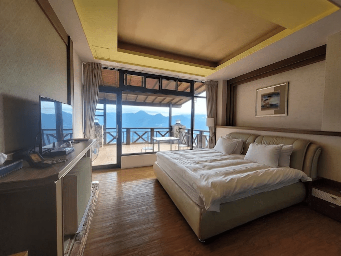 上山走進清境農場青青草原，看綿羊秀與起伏草坡，再住一晚民宿把高山風景留住