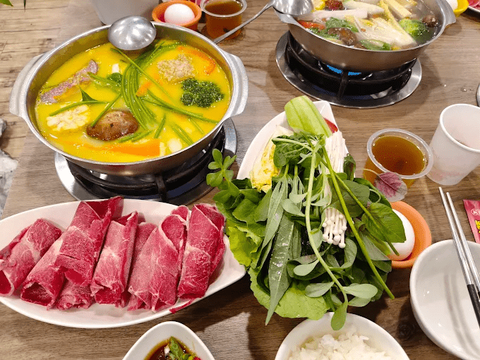 沿著溪頭銀杏樓的森林步道慢慢散步，住一晚溪頭飯店再用高山野菜火鍋暖胃