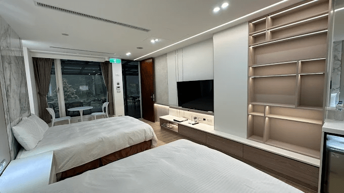 沿著溪頭銀杏樓的森林步道慢慢散步，住一晚溪頭飯店再用高山野菜火鍋暖胃