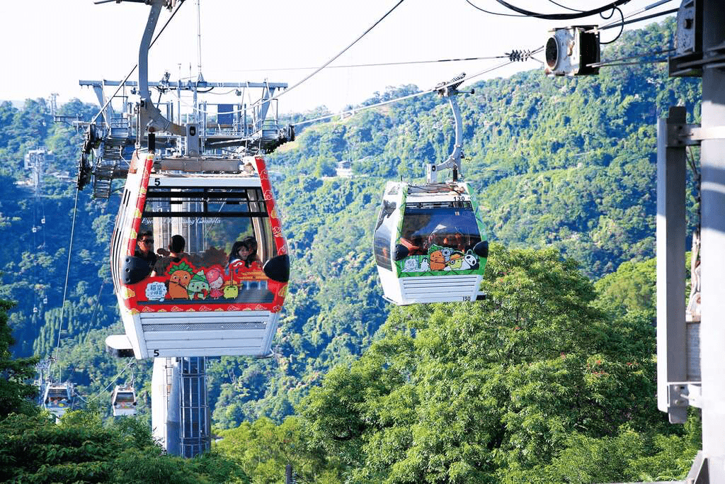 透明的水晶車廂提供全方位的視覺震撼，是貓空纜車的人氣首選