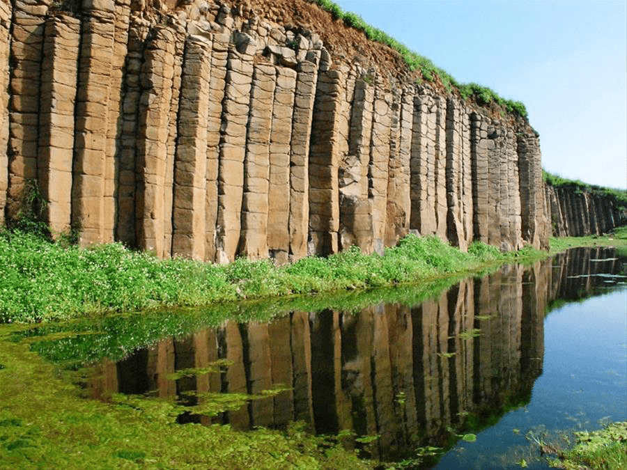 當海水藍到像一幅畫，走進澎湖群島，發現玄武岩與海島交織的夏日風景