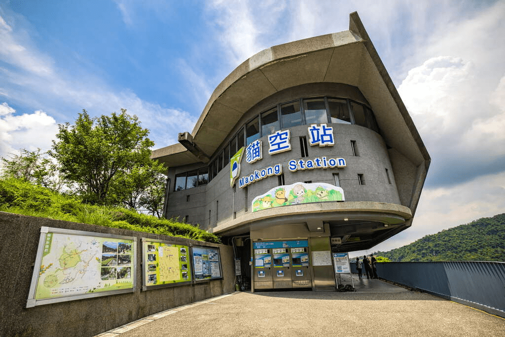 從都市的邊界一路攀升，貓空纜車讓台北天際線與茶園梯田在黃昏裡交會