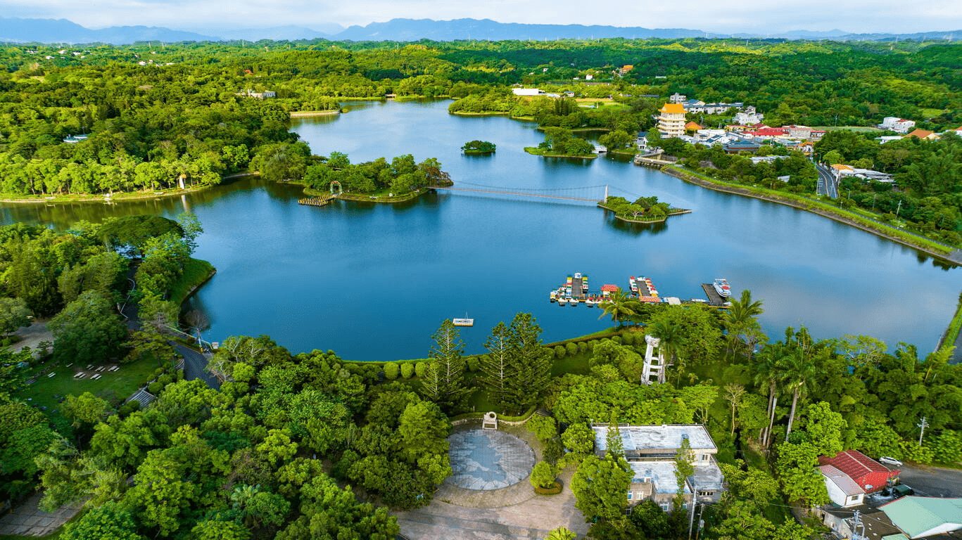 觀湖曲橋上可見湖面波光，適合攝影取景
