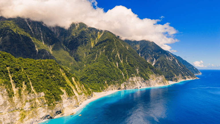 在太魯閣，峽谷與溪流交織出一幅壯麗風景，每一步都像走進自然的史詩
