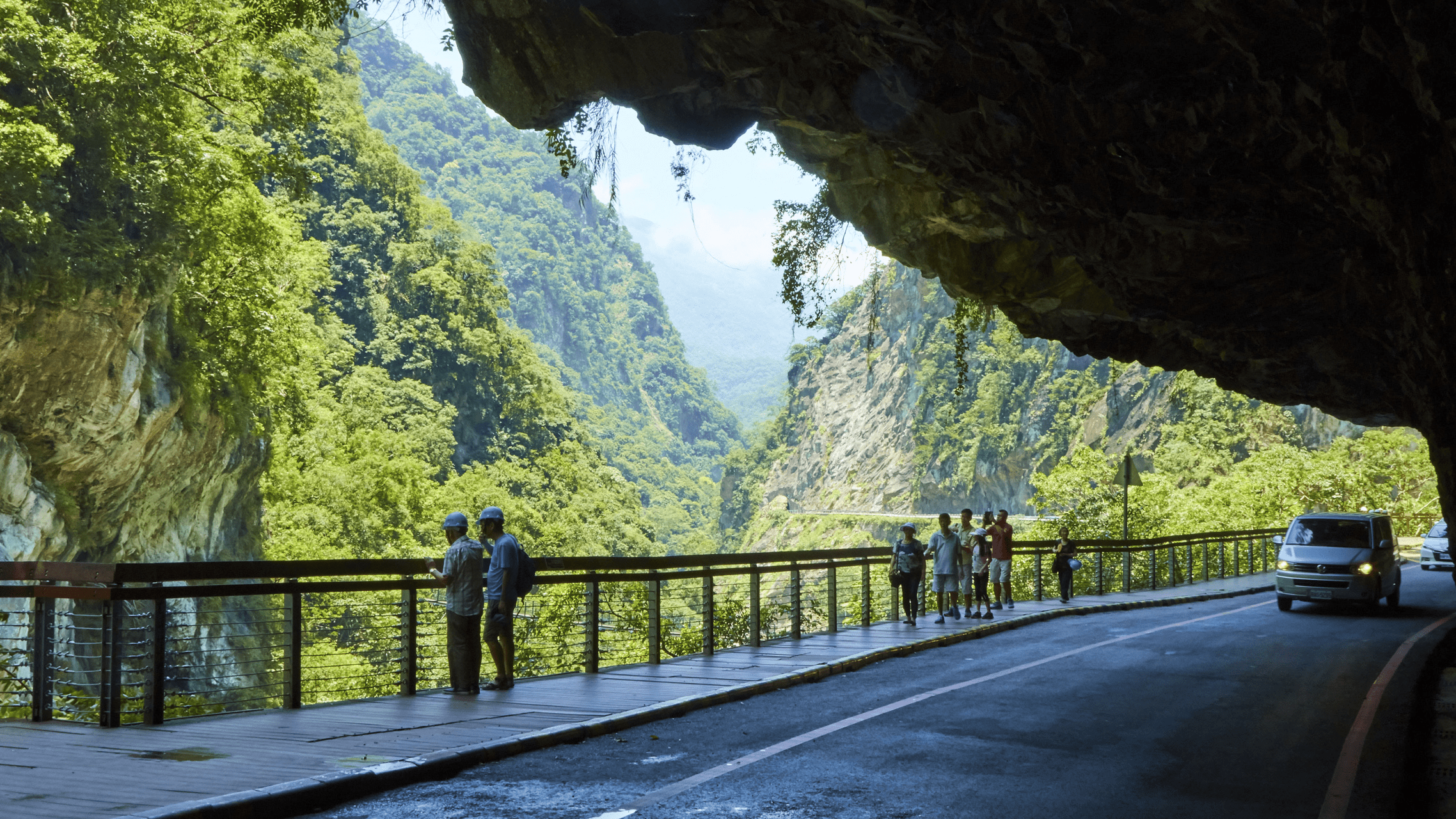 在太魯閣，峽谷與溪流交織出一幅壯麗風景，每一步都像走進自然的史詩