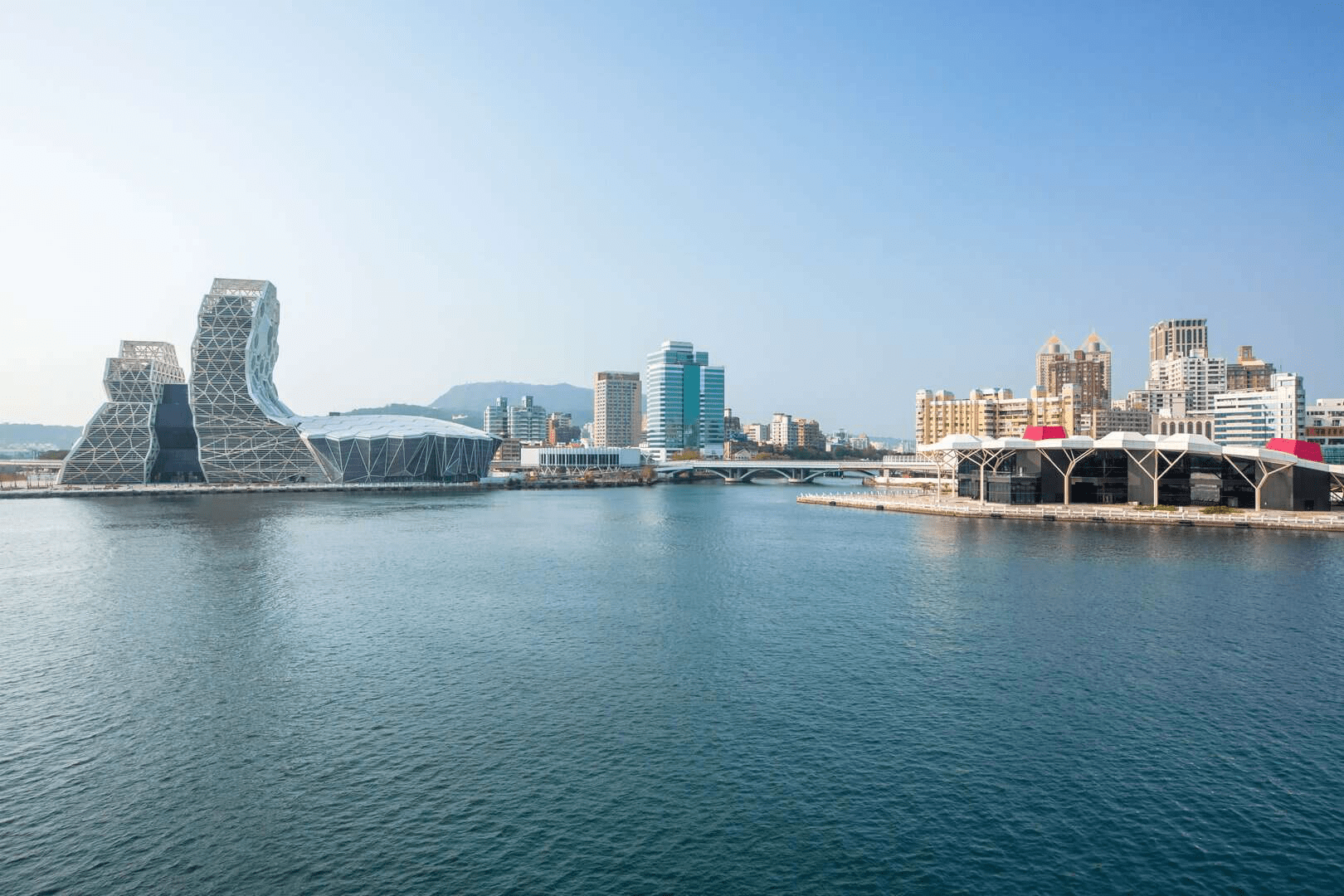 在高雄愛河出海口的光榮碼頭，看港灣夕陽與城市天際線交織的浪漫時刻