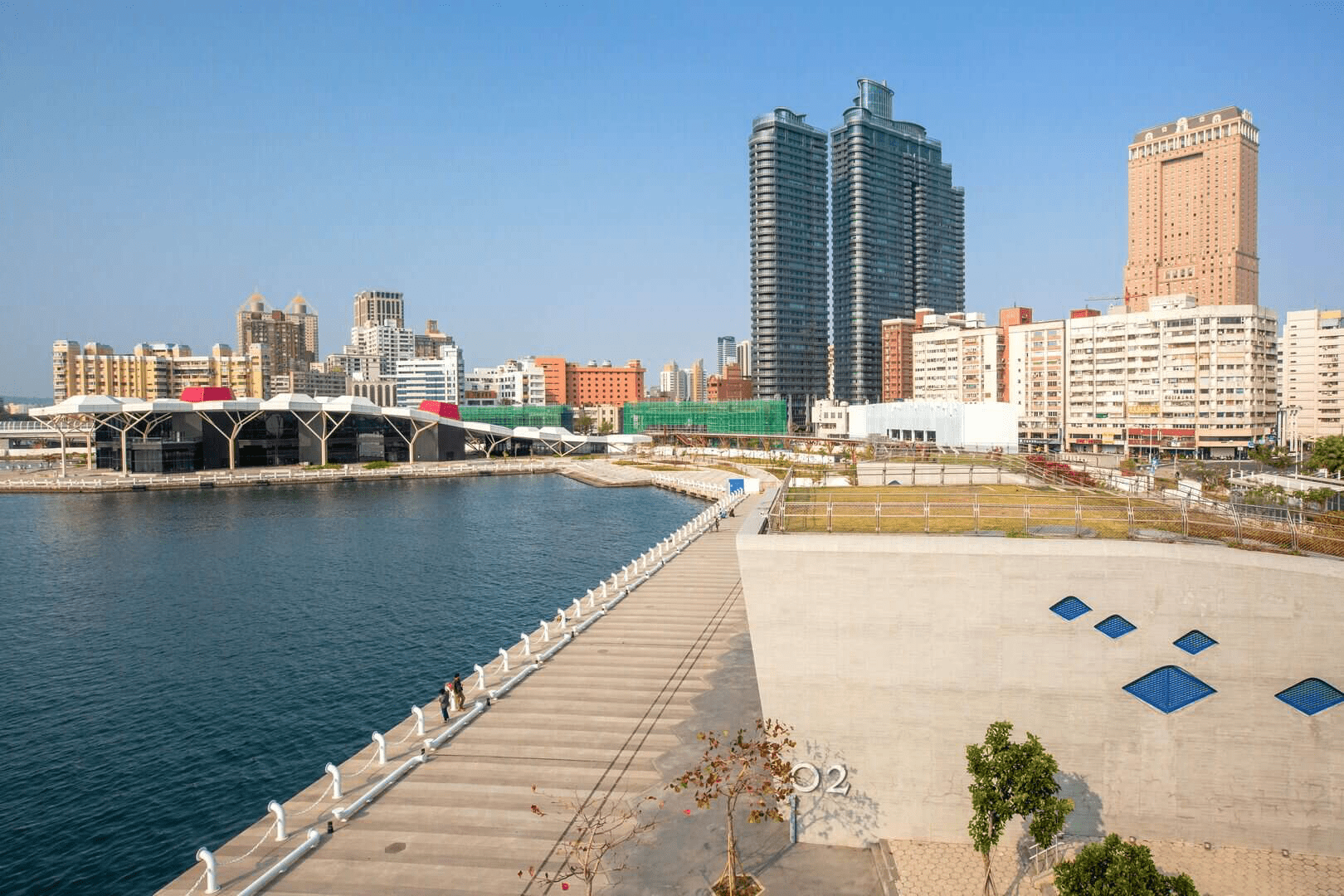 在高雄愛河出海口的光榮碼頭,看港灣夕陽與城市天際線交織的浪漫時刻