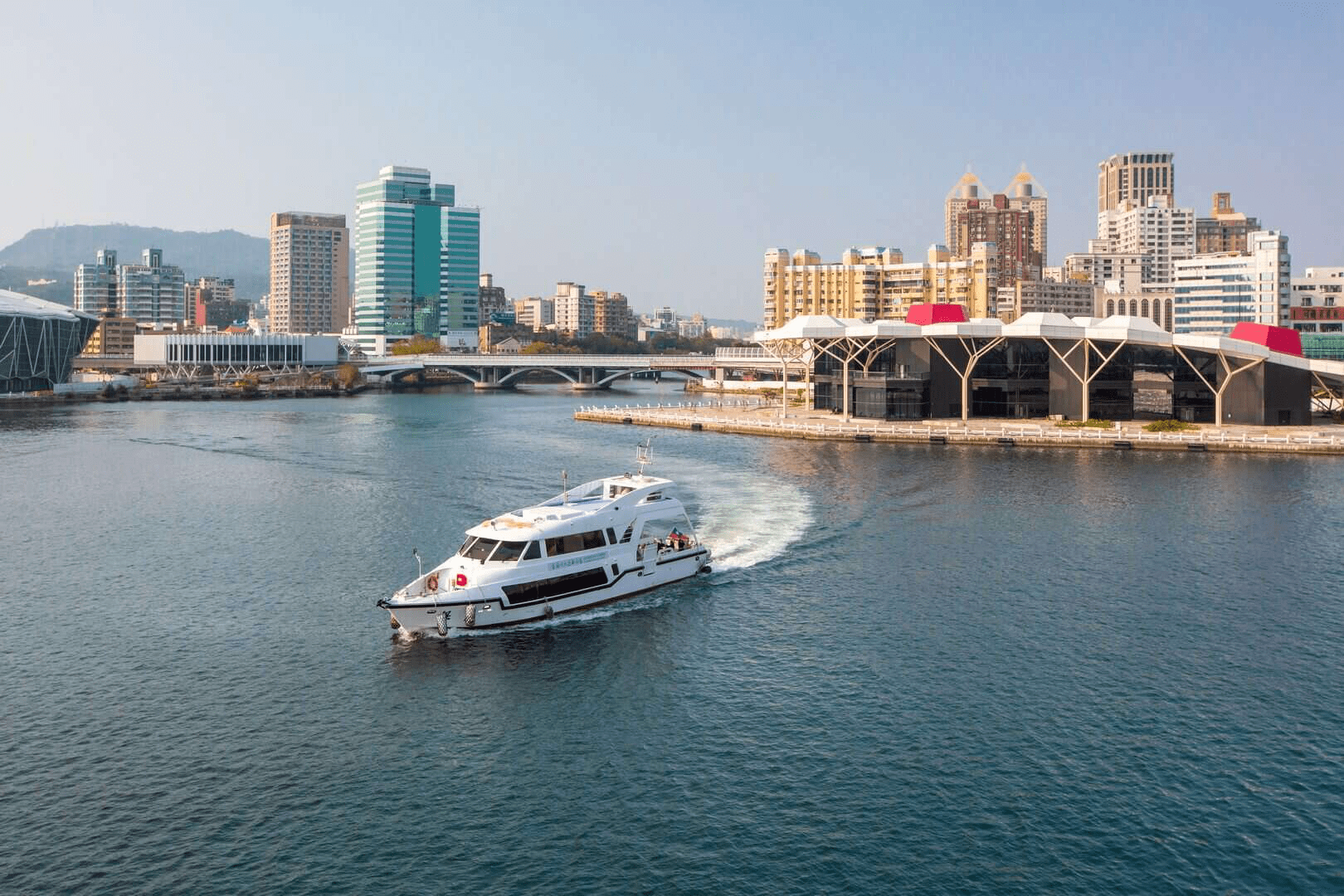 在高雄愛河出海口的光榮碼頭,看港灣夕陽與城市天際線交織的浪漫時刻