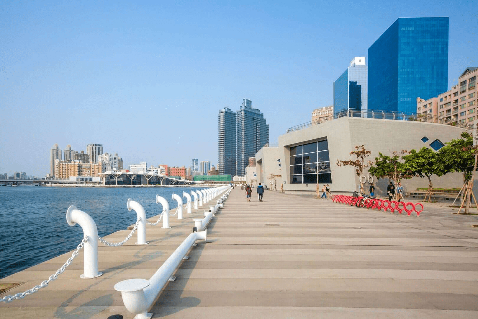 在高雄愛河出海口的光榮碼頭,看港灣夕陽與城市天際線交織的浪漫時刻