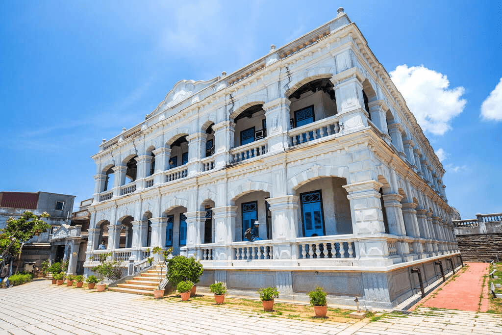 走進金門陳景蘭洋樓，看見建築的優雅氣質，也遇見料羅灣最寧靜的海景