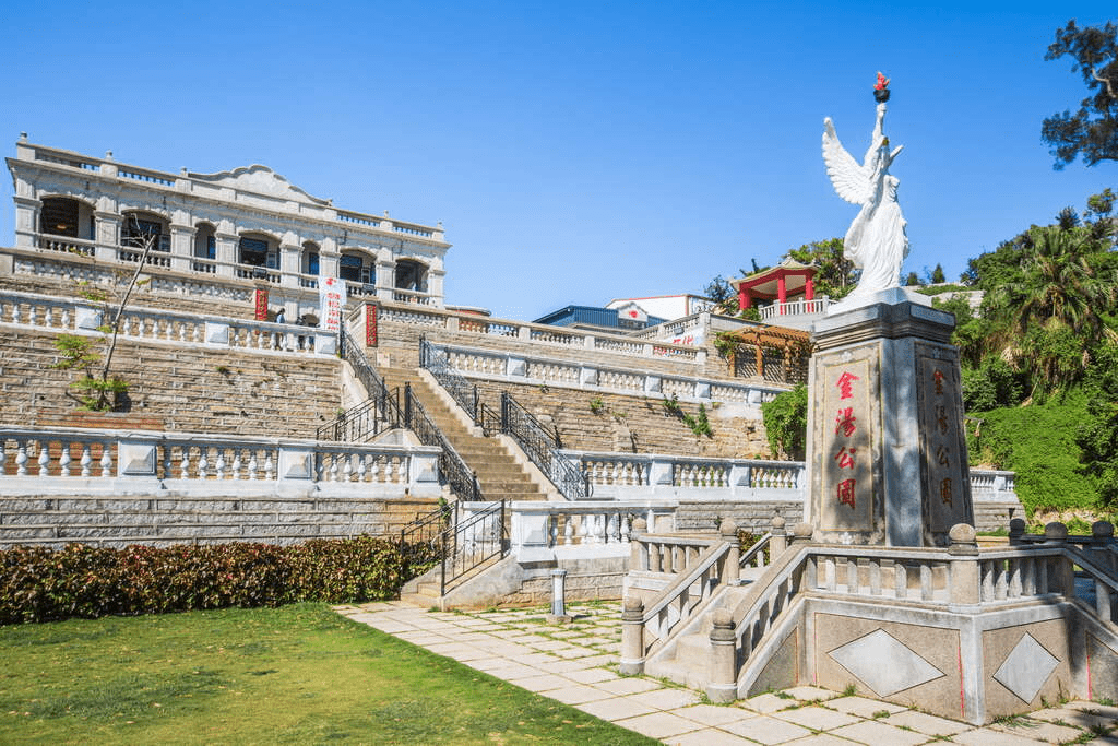 走進金門陳景蘭洋樓，看見建築的優雅氣質，也遇見料羅灣最寧靜的海景