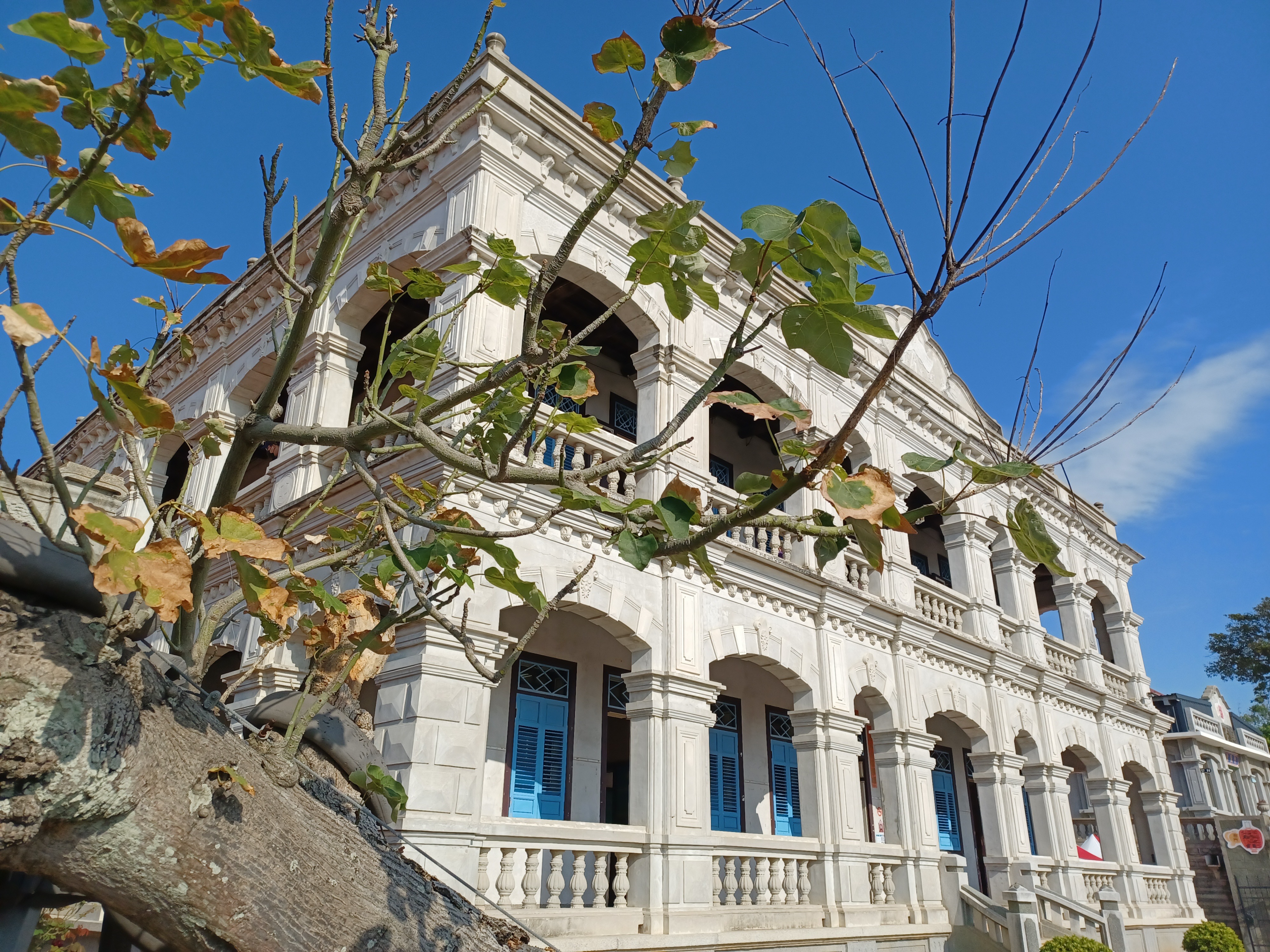 走進金門陳景蘭洋樓，看見建築的優雅氣質，也遇見料羅灣最寧靜的海景