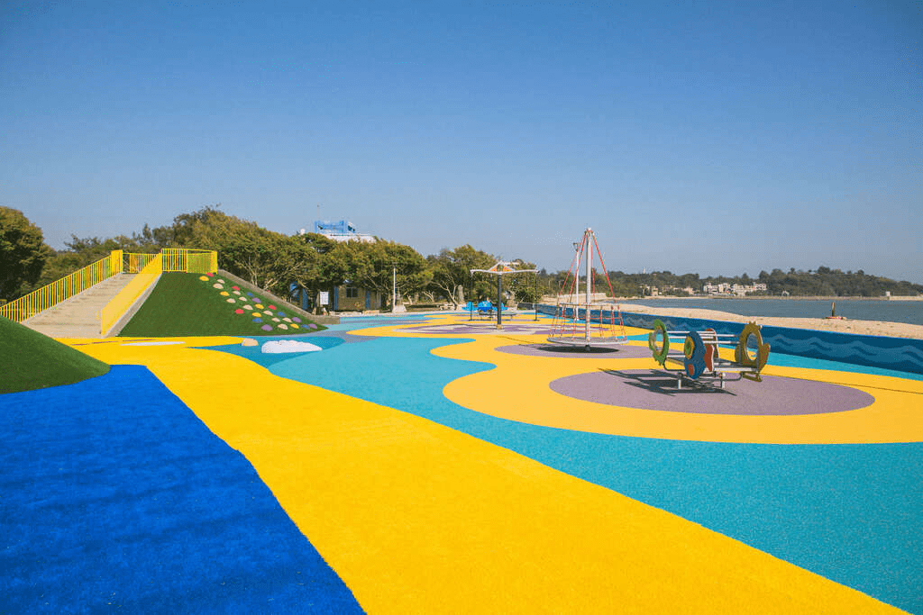 走進烈嶼習山湖公園，在遊戲場間散步，看見金門的悠閒節奏與親子笑聲