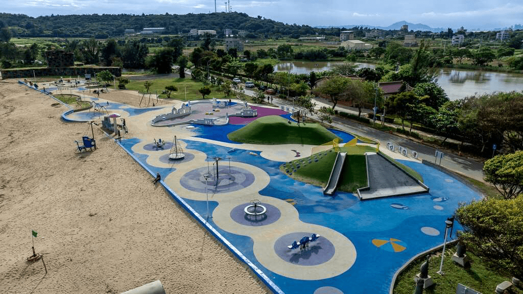 走進烈嶼習山湖公園，在遊戲場間散步，看見金門的悠閒節奏與親子笑聲