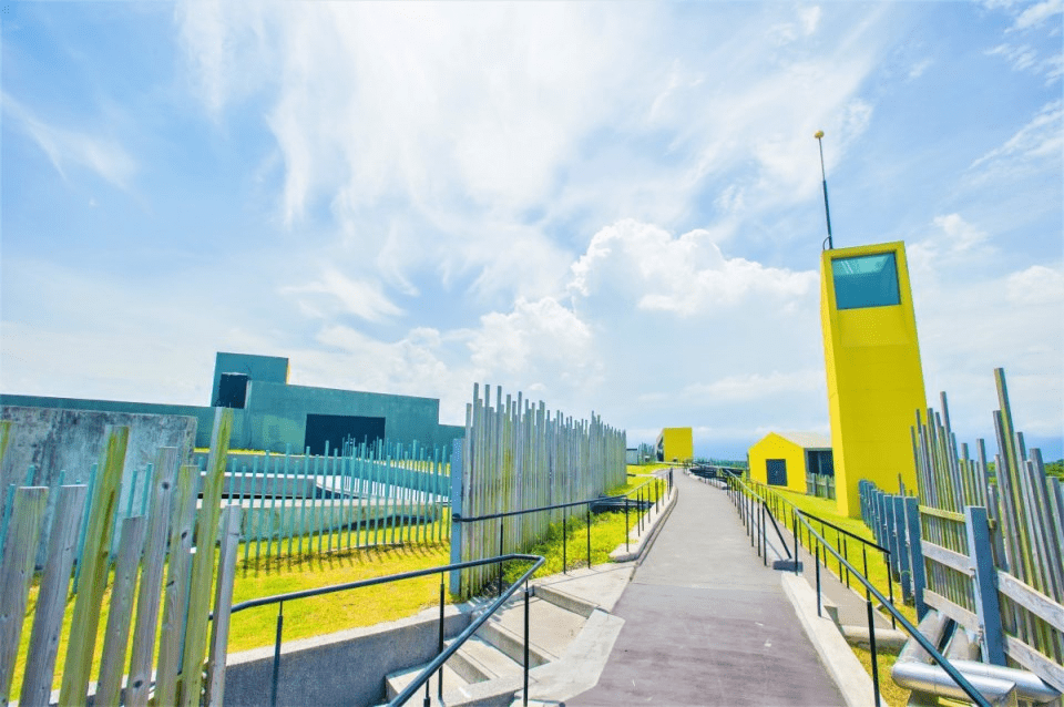 在宜蘭壯圍沙丘沿著海岸慢慢散步，遇見沙丘建築與太平洋風景交會的午後