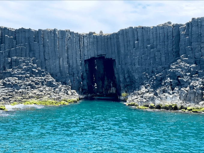在澎湖南方四島搭船尋找藍洞秘境，玄武岩海岸與透明海水一路相伴
