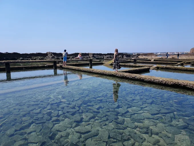 沿著澎湖西嶼小池角雙曲橋慢慢走向海中央，看潮水與天空一起變色