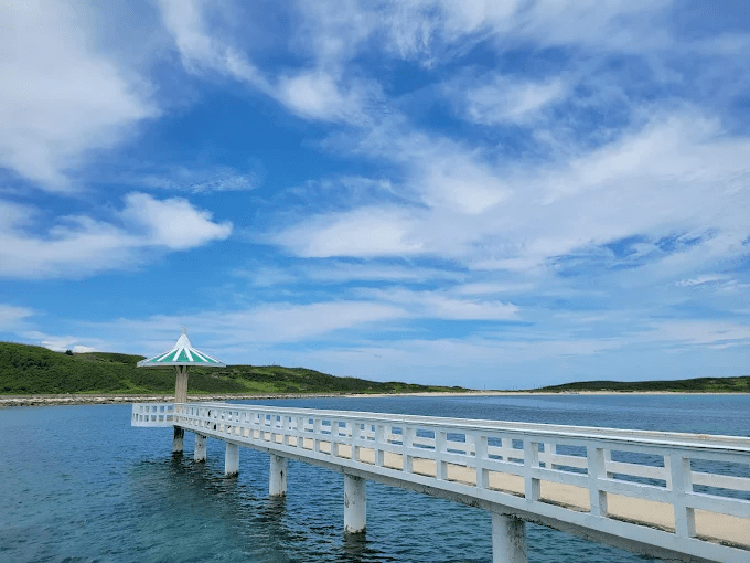 沿著澎湖西嶼小池角雙曲橋慢慢走向海中央，看潮水與天空一起變色