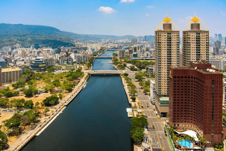 在高雄愛河的夕陽與夜景間散步,感受港都最溫柔的城市風景與浪漫氛圍