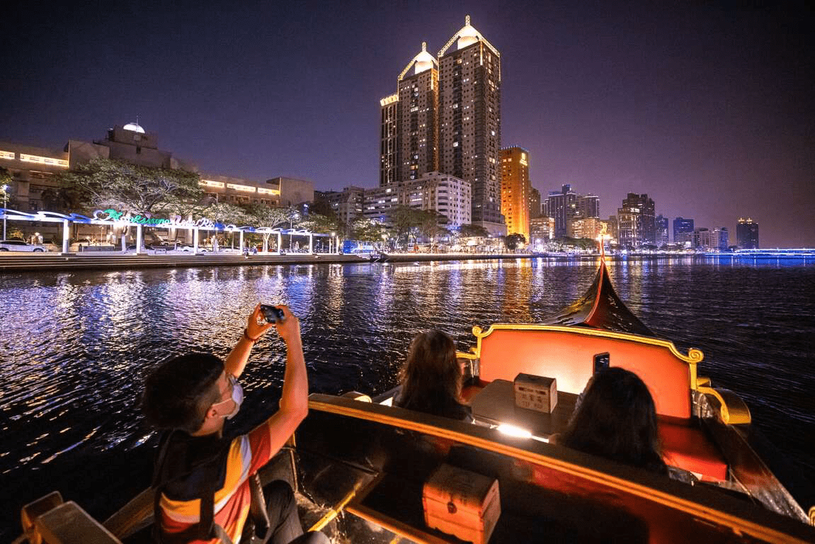 愛河夜晚的燈光倒影與浪漫氛圍，是情侶約會與攝影愛好者的天堂