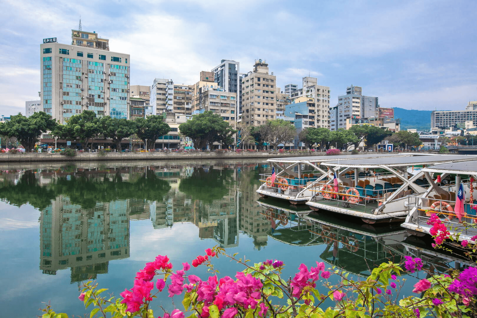 搭乘太陽能愛之船遊河，從水面上欣賞不同角度的高雄城市之美