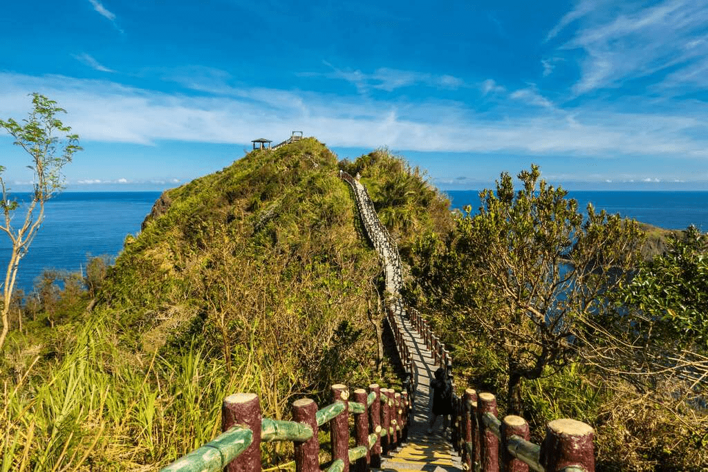 在綠島沿著環島公路慢慢前行，五個必去景點帶你遇見海風與島嶼風景