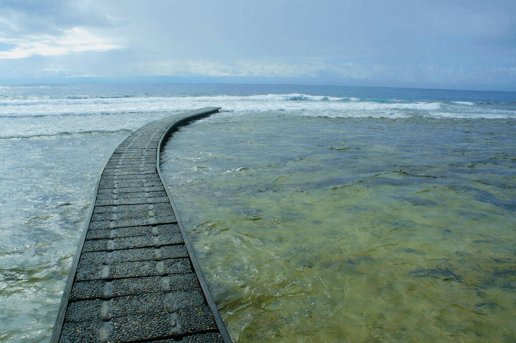 在綠島沿著環島公路慢慢前行，五個必去景點帶你遇見海風與島嶼風景