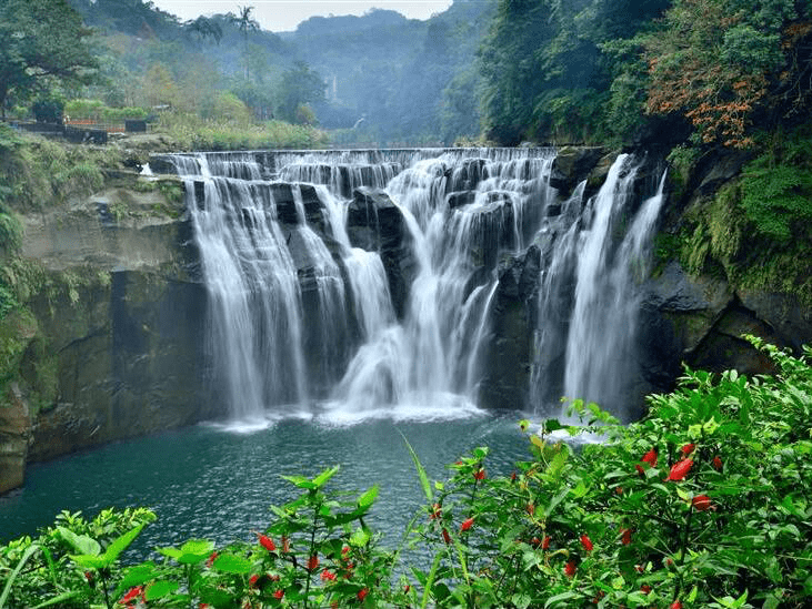 在平溪山谷間聽水聲奔騰，十分瀑布把時間化作一片傾瀉而下的白色風景
