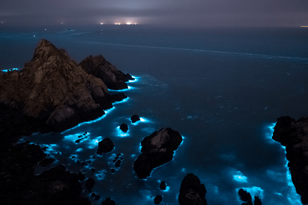 走進馬祖列島的石屋聚落與海岸步道，在藍眼淚閃耀的夜晚收藏海島記憶