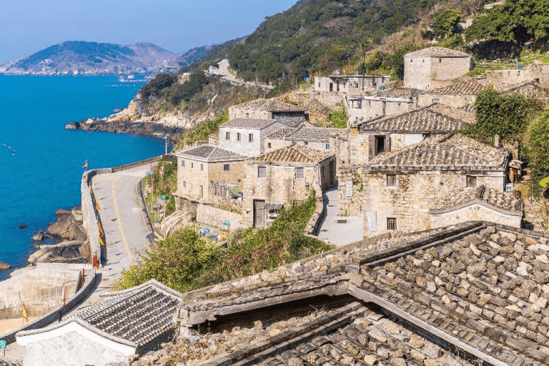 走進馬祖列島的石屋聚落與海岸步道，在藍眼淚閃耀的夜晚收藏海島記憶