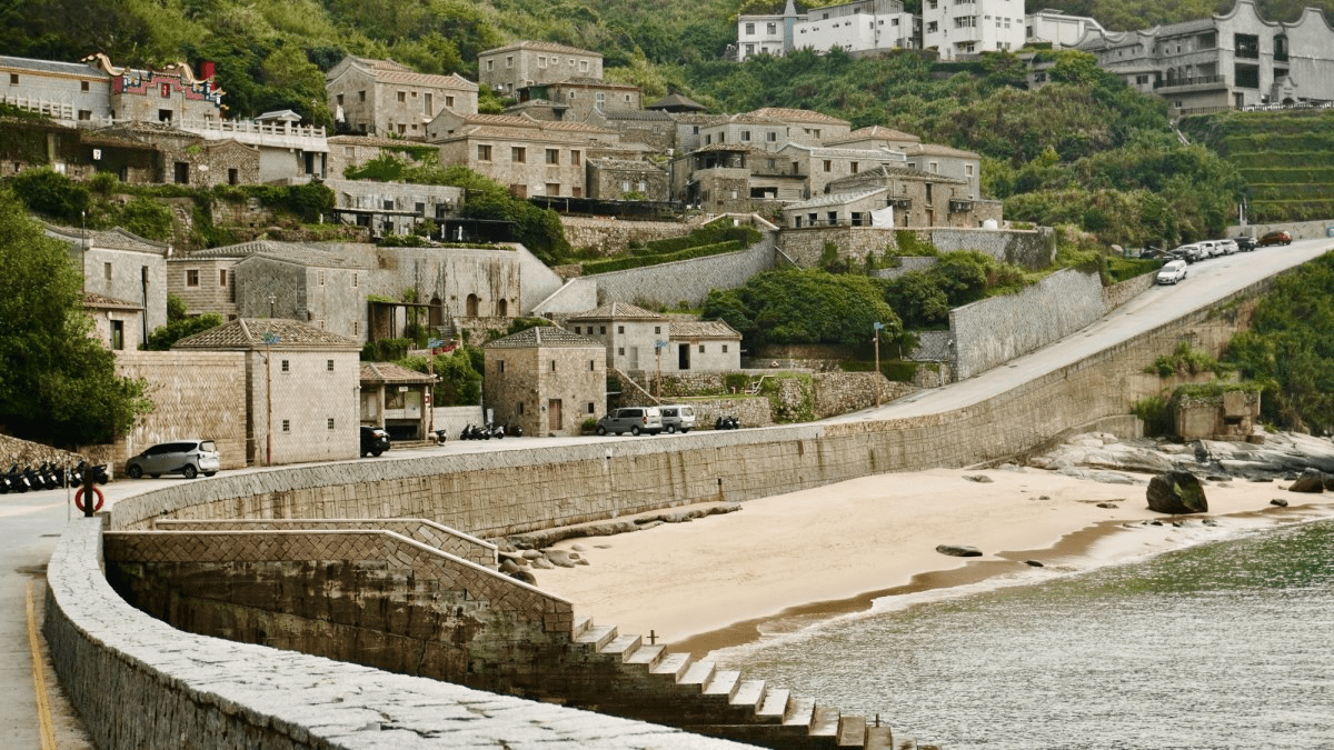 走近馬祖列島的石屋聚落與海岸步道，遠眺海景與層疊的石屋建築