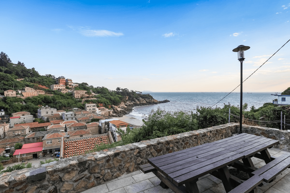 走進馬祖列島的石屋聚落與海岸步道，在藍眼淚閃耀的夜晚收藏海島記憶