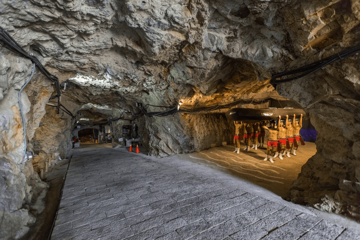 走進馬祖列島的石屋聚落與海岸步道，在藍眼淚閃耀的夜晚收藏海島記憶