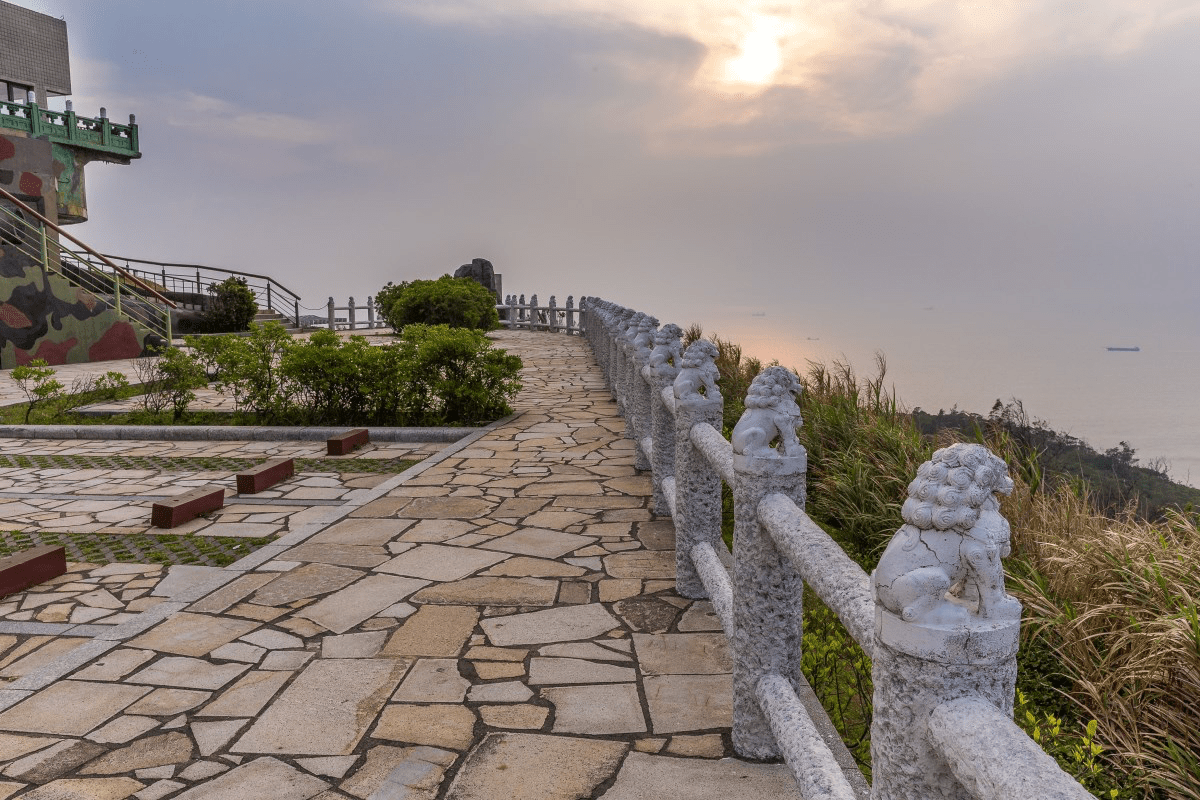 走進馬祖列島的石屋聚落與海岸步道，在藍眼淚閃耀的夜晚收藏海島記憶