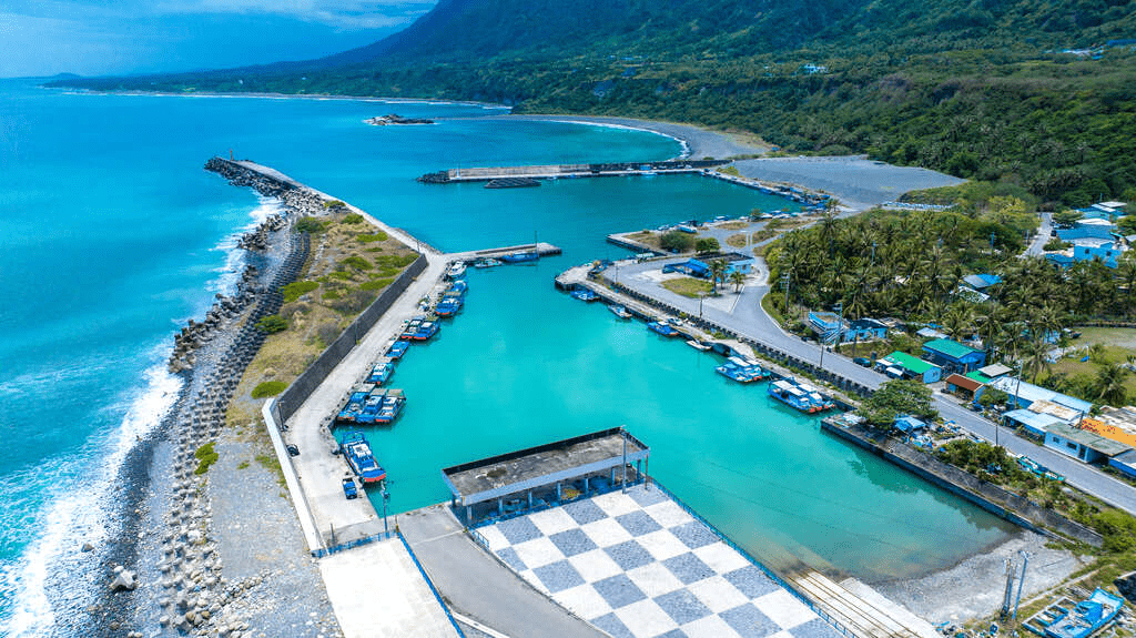 在台東東河金樽漁港看海與衝浪，感受東海岸最自由也最迷人的海岸節奏