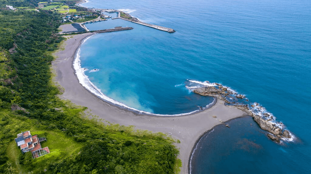 在台東東河金樽漁港看海與衝浪，感受東海岸最自由也最迷人的海岸節奏